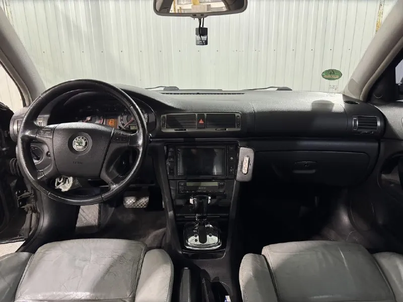 Skoda superb 2.5 tdi 2006 год комплектация: 100 edition 🔥 🔥 🔥 -подогрев заднего стекла -подогрев передних и задних сидений -подогрев боковых зеркал -кожаный салон -солнечные батареи в люке ( циркулирует воздух в салоне летом, на заглушенной машине ) -электролегулировка боковых зеркал -память водительского сидения -электропривод передних сидений - недешёвая android магнитола - мульти руль - круиз контроль машина в хорошем состоянии, полностью обслуженная подвеска и двигатель ( менял грм и все вытекающее в конце июля). машина-сел, поехал. стоят оригинальные 17-тые диски, отдам зимнюю резину на нее ( отъездила один сезон) и два комплекта ковриков. владею машиной 2 года. по документам абсолютно чистая. телефон : +79493826858 ( донецк), звонить до 22:00 цена : 685000 руб. торг у капота 📞 звоните: +7(949)3826858 - фотография - 8