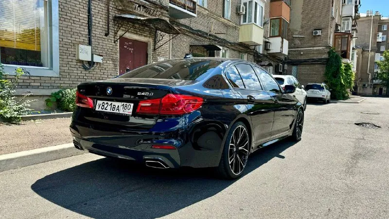 Продам bmw 540d xdrive (3 литра дизель 320л. с., полный привод), 2019 г. в. цена: 5,1 млн. ₽ пробег 98 тыс. км. во владении с июня 23 года, есть bmw air (данные машины в германии, пробег, комплектация). автомобиль целый, без дтп и окрасов, все стекла заводские. машина вся оклеена в бронепленку (shadow guard) и покрыта керамикой (krytex), также оклеены глянцевые элементы в салоне и монитор мультимедиа с приборной панелью. два комплекта оригинальных ковров. немного о комплектации: - адаптивные led фары - датчики мертвых зон - проекция на лобовое - 4-х зонный климат - подогрев/вентиляция, память передних сидений - подогрев задних сидений - ломающиеся спинки передних сидений - электропривод крышки багажника (+открытие взмахом ноги) - заводской м пакет - адаптивный круиз контроль, удержание в полосе - датчик дождя/света - парктроник 360 - камера заднего вида - заводской shadow line - тормоза м performance автомобиль обслужен, есть вся история моего владения. +79493509152 - фотография - 3