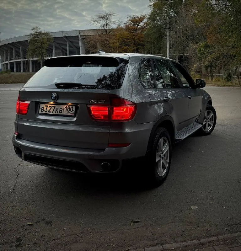 Bmw бмв х5 е70 рестайлинг 🖤 2010год пробег мотора 77тыс. км 🔥 двигатель 3.0 twinpower turbo коробка автомат 8ст 1 хозяин‼️ машина не видела ни 1 зимы, гаражное хранение автомобиль полностью обслужен, в отличном состоянии как по кузову, так и по технической части, без дтп, рыжиков и гнили нет за автомобилем ездила девушка, своевременное обслуживание, замена масла каждые 5-6тыщ, денег на авто не жалели мультируль, электрорегулировка, память, подогревы сидений, регулировка поясничного отдела, климат контроль, заводская линзованая оптика, датчики света, дождя, кнопка старт стоп и др. таких машин единицы!!! цена автомобиля 1,850 🍋 звоните +79494010811 - фотография - 3