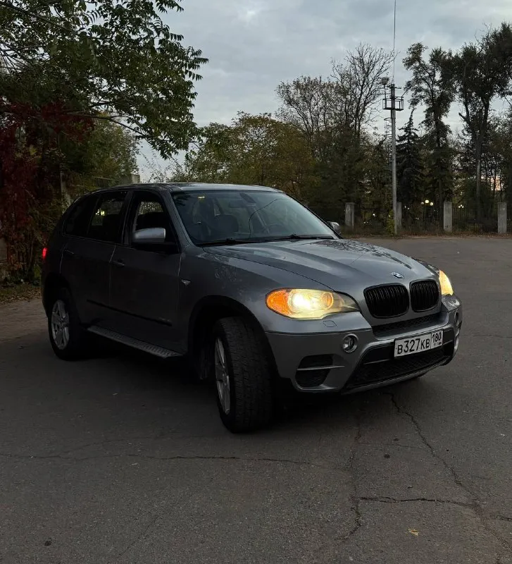 Bmw бмв х5 е70 рестайлинг 🖤 2010год пробег мотора 77тыс. км 🔥 двигатель 3.0 twinpower turbo коробка автомат 8ст 1 хозяин‼️ машина не видела ни 1 зимы, гаражное хранение автомобиль полностью обслужен, в отличном состоянии как по кузову, так и по технической части, без дтп, рыжиков и гнили нет за автомобилем ездила девушка, своевременное обслуживание, замена масла каждые 5-6тыщ, денег на авто не жалели мультируль, электрорегулировка, память, подогревы сидений, регулировка поясничного отдела, климат контроль, заводская линзованая оптика, датчики света, дождя, кнопка старт стоп и др. таких машин единицы!!! цена автомобиля 1,850 🍋 звоните +79494010811 - фотография - 4