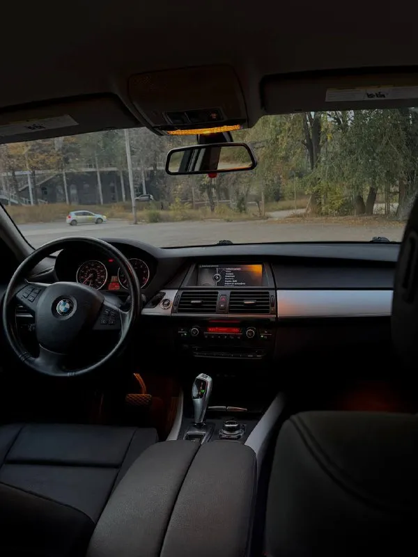 Bmw бмв х5 е70 рестайлинг 🖤 2010год пробег мотора 77тыс. км 🔥 двигатель 3.0 twinpower turbo коробка автомат 8ст 1 хозяин‼️ машина не видела ни 1 зимы, гаражное хранение автомобиль полностью обслужен, в отличном состоянии как по кузову, так и по технической части, без дтп, рыжиков и гнили нет за автомобилем ездила девушка, своевременное обслуживание, замена масла каждые 5-6тыщ, денег на авто не жалели мультируль, электрорегулировка, память, подогревы сидений, регулировка поясничного отдела, климат контроль, заводская линзованая оптика, датчики света, дождя, кнопка старт стоп и др. таких машин единицы!!! цена автомобиля 1,850 🍋 звоните +79494010811 - фотография - 5