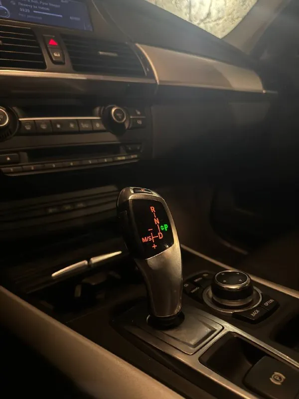 Bmw бмв х5 е70 рестайлинг 🖤 2010год пробег мотора 77тыс. км 🔥 двигатель 3.0 twinpower turbo коробка автомат 8ст 1 хозяин‼️ машина не видела ни 1 зимы, гаражное хранение автомобиль полностью обслужен, в отличном состоянии как по кузову, так и по технической части, без дтп, рыжиков и гнили нет за автомобилем ездила девушка, своевременное обслуживание, замена масла каждые 5-6тыщ, денег на авто не жалели мультируль, электрорегулировка, память, подогревы сидений, регулировка поясничного отдела, климат контроль, заводская линзованая оптика, датчики света, дождя, кнопка старт стоп и др. таких машин единицы!!! цена автомобиля 1,850 🍋 звоните +79494010811 - фотография - 6
