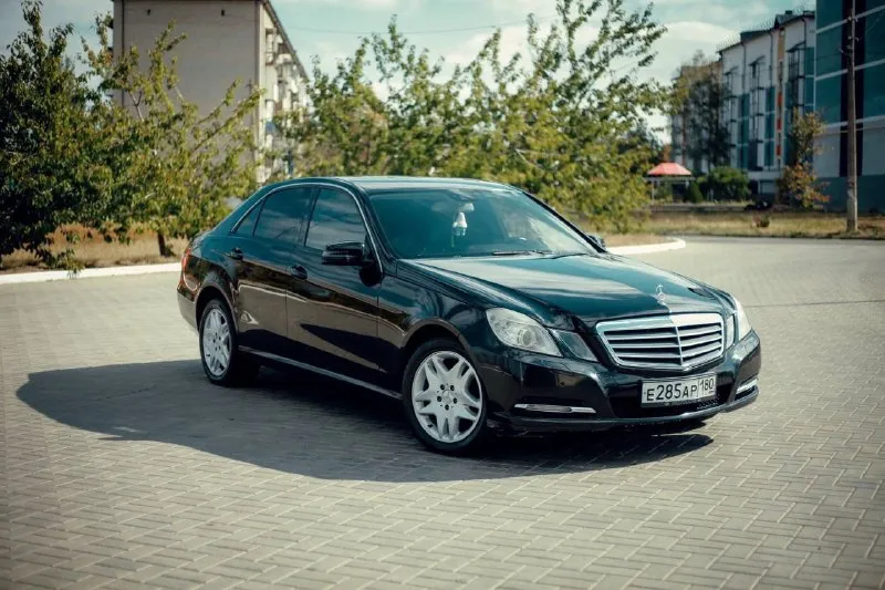 Продам личный автомобиль mercedes e 200 w 212 объемом 1.8 л turbo 2012 г. в. автомобиль в идеальном состоянии, весь в заводском окрасе. с родным не мотаным пробегом 191 тыс км на момент объявления. я второй хозяин, автомобиль приобретал в краснодарском крае в автосалоне. по техническому состоянию автомобиль полностью обслужен, на 160.000 километре производилась замена цепи грм и фаза распределителей, все запчасти ставились оригинальные, ходовая часть в идеальном техническом состоянии. по комплектации: кожаный салон, двухзонный климат-контроль, подогрев и электропривод сидений, хорошая медиа и аудио сопровождение, салон в хорошем состоянии, два ключа. документы полностью чистые, автомобиль на постоянном учете рф, 180 регион, возможно любое переоформление. цена 1 200 000 рублей. за дополнительной информацией звоните, либо пишите в л. с., все расскажу скину. +79493255168 - фотография - 3
