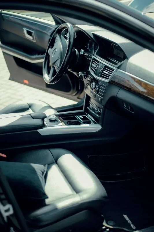 Продам личный автомобиль mercedes e 200 w 212 объемом 1.8 л turbo 2012 г. в. автомобиль в идеальном состоянии, весь в заводском окрасе. с родным не мотаным пробегом 191 тыс км на момент объявления. я второй хозяин, автомобиль приобретал в краснодарском крае в автосалоне. по техническому состоянию автомобиль полностью обслужен, на 160.000 километре производилась замена цепи грм и фаза распределителей, все запчасти ставились оригинальные, ходовая часть в идеальном техническом состоянии. по комплектации: кожаный салон, двухзонный климат-контроль, подогрев и электропривод сидений, хорошая медиа и аудио сопровождение, салон в хорошем состоянии, два ключа. документы полностью чистые, автомобиль на постоянном учете рф, 180 регион, возможно любое переоформление. цена 1 200 000 рублей. за дополнительной информацией звоните, либо пишите в л. с., все расскажу скину. +79493255168 - фотография - 5