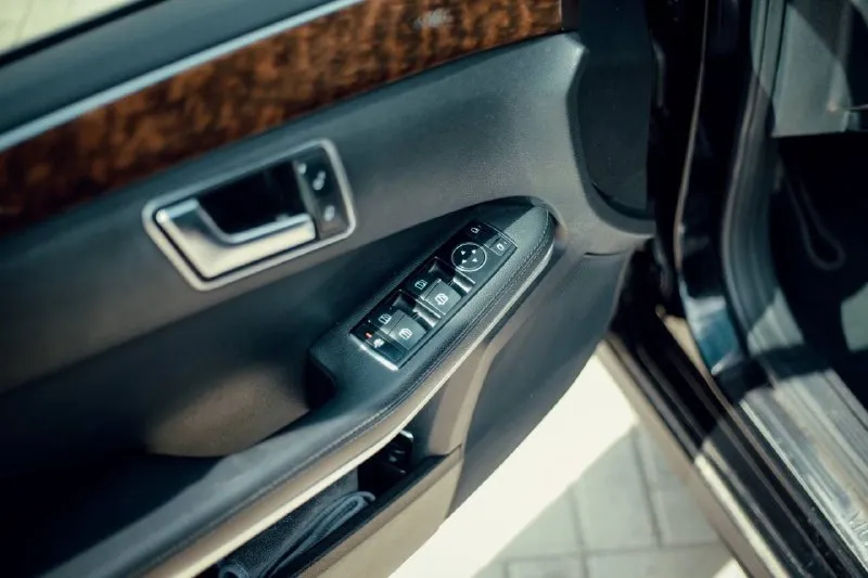 Продам личный автомобиль mercedes e 200 w 212 объемом 1.8 л turbo 2012 г. в. автомобиль в идеальном состоянии, весь в заводском окрасе. с родным не мотаным пробегом 191 тыс км на момент объявления. я второй хозяин, автомобиль приобретал в краснодарском крае в автосалоне. по техническому состоянию автомобиль полностью обслужен, на 160.000 километре производилась замена цепи грм и фаза распределителей, все запчасти ставились оригинальные, ходовая часть в идеальном техническом состоянии. по комплектации: кожаный салон, двухзонный климат-контроль, подогрев и электропривод сидений, хорошая медиа и аудио сопровождение, салон в хорошем состоянии, два ключа. документы полностью чистые, автомобиль на постоянном учете рф, 180 регион, возможно любое переоформление. цена 1 200 000 рублей. за дополнительной информацией звоните, либо пишите в л. с., все расскажу скину. +79493255168 - фотография - 8