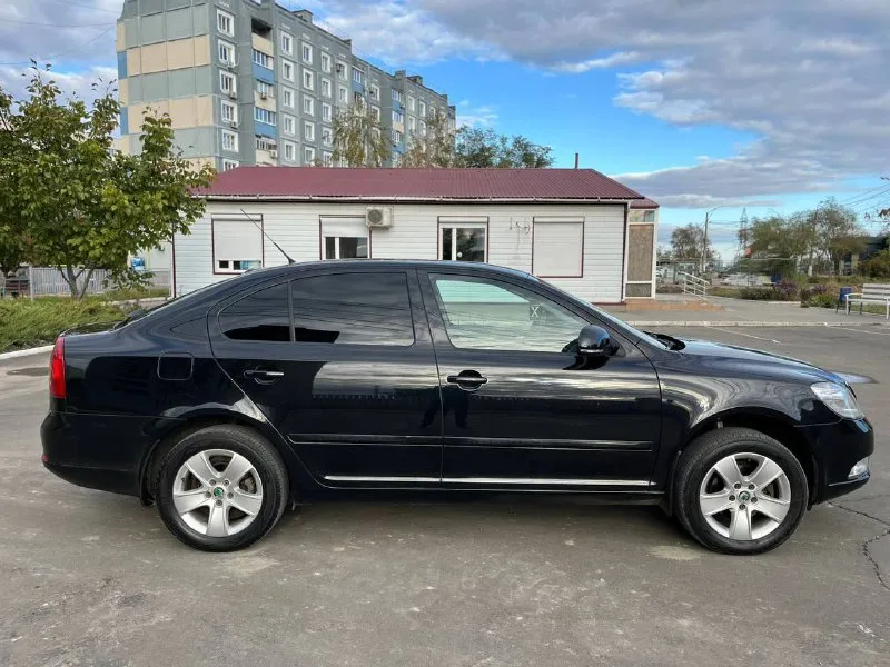 Шкода октавия а5 2010 года 1.6 механика пробег 189000тыс родной. автомобиль в идеальном состоянии полностью обслужен и не требует никаких вложений хорошая комплектация климат контроль датчик света дождя полный электропакет музыка болеро колеса r16 на отличной резине тоя два комплекта ключей сигнализация с автозапуском осмотр город мариуполь цена880000тыс рублей по всем вопросам звоните +7 (949) 719-57-33 - фотография - 3