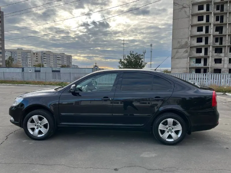 Шкода октавия а5 2010 года 1.6 механика пробег 189000тыс родной. автомобиль в идеальном состоянии полностью обслужен и не требует никаких вложений хорошая комплектация климат контроль датчик света дождя полный электропакет музыка болеро колеса r16 на отличной резине тоя два комплекта ключей сигнализация с автозапуском осмотр город мариуполь цена880000тыс рублей по всем вопросам звоните +7 (949) 719-57-33 - фотография - 5