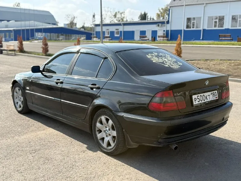 В продаже bmw 3 серии в кузовке е46 один владелец, была куплена с автосалона. цена: 580.000 🎁 не значительный торг. автомобиль 2000 года, пробега 320.000 километром. ⚙️мотор обьемом 1.9литра, едет очень бодро, не дымит не троит ! ⛽️расход 5-6 литров по трассе, по городу 8-9 литров. мотор после кап ремонта. ⚒️коробка 5-ти ступенчатая механика, не хрустит, не вылетает. ходовая обслужена, не стучит, не гремит, дорогу хорошо держит, кузов без рыжиков и гнили, 🖥️регулировка зеркал, климат контроль, подогревы сидений, андроид магнитофон. 🛞машина не новая, нужно это понимать, но сделана достойно, как внешне, так и технически, мелкие вложения свои требует. документы в полном порядке, штрафы и запреты отсутствуют, любой вид переоформления! машина находится в г. донецк, осмотр по договоренности. 💸цена: 580.000 рублей, не значительный торг 📞+79494976240 - фотография - 5