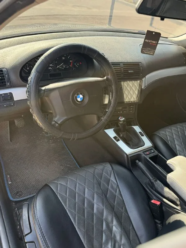 В продаже bmw 3 серии в кузовке е46 один владелец, была куплена с автосалона. цена: 580.000 🎁 не значительный торг. автомобиль 2000 года, пробега 320.000 километром. ⚙️мотор обьемом 1.9литра, едет очень бодро, не дымит не троит ! ⛽️расход 5-6 литров по трассе, по городу 8-9 литров. мотор после кап ремонта. ⚒️коробка 5-ти ступенчатая механика, не хрустит, не вылетает. ходовая обслужена, не стучит, не гремит, дорогу хорошо держит, кузов без рыжиков и гнили, 🖥️регулировка зеркал, климат контроль, подогревы сидений, андроид магнитофон. 🛞машина не новая, нужно это понимать, но сделана достойно, как внешне, так и технически, мелкие вложения свои требует. документы в полном порядке, штрафы и запреты отсутствуют, любой вид переоформления! машина находится в г. донецк, осмотр по договоренности. 💸цена: 580.000 рублей, не значительный торг 📞+79494976240 - фотография - 7