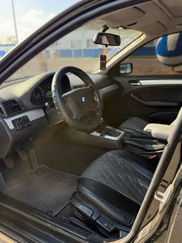 В продаже bmw 3 серии в кузовке е46 один владелец, была куплена с автосалона. цена: 580.000 🎁 не значительный торг. автомобиль 2000 года, пробега 320.000 километром. ⚙️мотор обьемом 1.9литра, едет очень бодро, не дымит не троит ! ⛽️расход 5-6 литров по трассе, по городу 8-9 литров. мотор после кап ремонта. ⚒️коробка 5-ти ступенчатая механика, не хрустит, не вылетает. ходовая обслужена, не стучит, не гремит, дорогу хорошо держит, кузов без рыжиков и гнили, 🖥️регулировка зеркал, климат контроль, подогревы сидений, андроид магнитофон. 🛞машина не новая, нужно это понимать, но сделана достойно, как внешне, так и технически, мелкие вложения свои требует. документы в полном порядке, штрафы и запреты отсутствуют, любой вид переоформления! машина находится в г. донецк, осмотр по договоренности. 💸цена: 580.000 рублей, не значительный торг 📞+79494976240 - фотография - 8