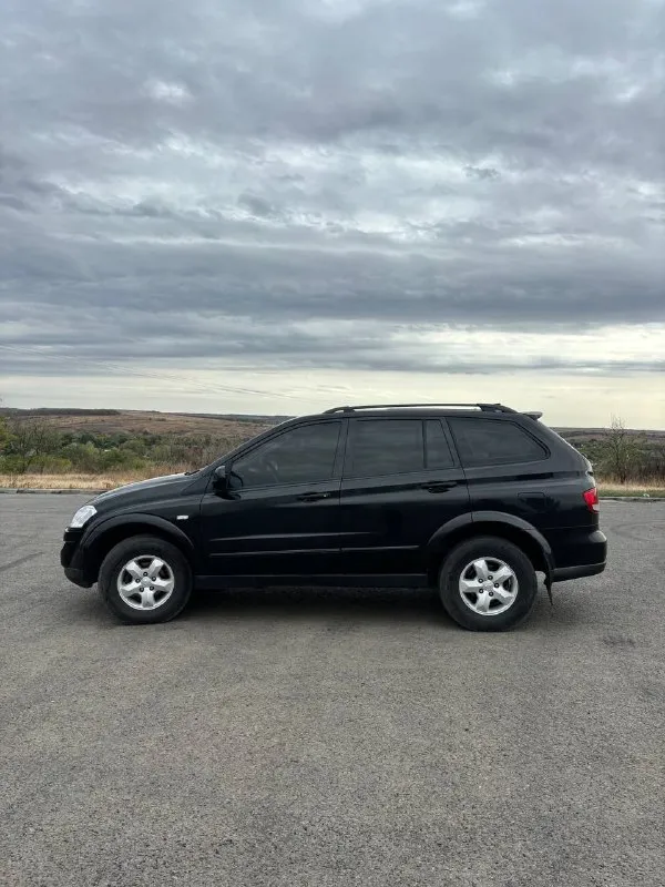 🔤🔤 ssangyong kyron, 2011 г. в., 2.0 турбо 141 л. с., рамный, пробег 94000, машина гаражного хранения, в одних руках с 2010го, намеков на ржавчину нету, ходовка в идеале, расход по трассе 7-8 л, относились бережно, мультируль, подогрев сидений, мосты в идеале, блокировка включалась всего пару раз в снег. зимняя резина новая, ещё не ставилась, идёт в нагрузку к машине. полное переоформление, и присутствие в мрэо. ▶️смотреть больше фото◀️ цена 1200000, торг у капота ❗❗❗❗❗территориально с. дмитровка тел. +7 949 330-73-14 📞 звоните: +7(949)3307314 - фотография - 8