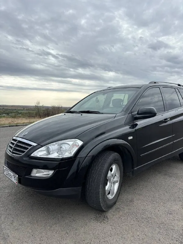 🔤🔤 ssangyong kyron, 2011 г. в., 2.0 турбо 141 л. с., рамный, пробег 94000, машина гаражного хранения, в одних руках с 2010го, намеков на ржавчину нету, ходовка в идеале, расход по трассе 7-8 л, относились бережно, мультируль, подогрев сидений, мосты в идеале, блокировка включалась всего пару раз в снег. зимняя резина новая, ещё не ставилась, идёт в нагрузку к машине. полное переоформление, и присутствие в мрэо. ▶️смотреть больше фото◀️ цена 1200000, торг у капота ❗❗❗❗❗территориально с. дмитровка тел. +7 949 330-73-14 📞 звоните: +7(949)3307314 - фотография - 9