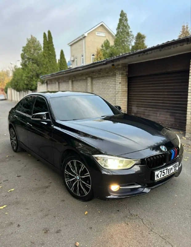 О: bmw 320i (2012) 2.0 мотор ! отличный ухоженный автомобиль. хорошее состояние, без вложений по технике. масло не расходует. коробка без нареканий. все как положено. очень красивый внешний вид. немецкая сборка. хорошая комплектация: кожа, подогревы, 2х зонный климат контроль, датчики света, дождя, без ключевой доступ, адаптивный свет, парктроники, старт - стоп, подсветка ручек, обогревы стекол, зеркал, круиз контроль, и многое другое. .. 2 оригинальных ключа. хорошая, качественная музыка. автомобиль полностью обслужен, и эксплуатируется каждый день. по документам абсолютно чистая, оформление на вас без проблем. торг реальному покупателю, при виде денег. ! ! ! город донецк - макеевка. цена 1,8🍋 +7949-39-78-590 - фотография - 2