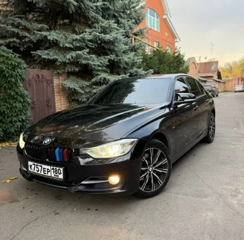 О: bmw 320i (2012) 2.0 мотор ! отличный ухоженный автомобиль. хорошее состояние, без вложений по технике. масло не расходует. коробка без нареканий. все как положено. очень красивый внешний вид. немецкая сборка. хорошая комплектация: кожа, подогревы, 2х зонный климат контроль, датчики света, дождя, без ключевой доступ, адаптивный свет, парктроники, старт - стоп, подсветка ручек, обогревы стекол, зеркал, круиз контроль, и многое другое. .. 2 оригинальных ключа. хорошая, качественная музыка. автомобиль полностью обслужен, и эксплуатируется каждый день. по документам абсолютно чистая, оформление на вас без проблем. торг реальному покупателю, при виде денег. ! ! ! город донецк - макеевка. цена 1,8🍋 +7949-39-78-590 - фотография - 3