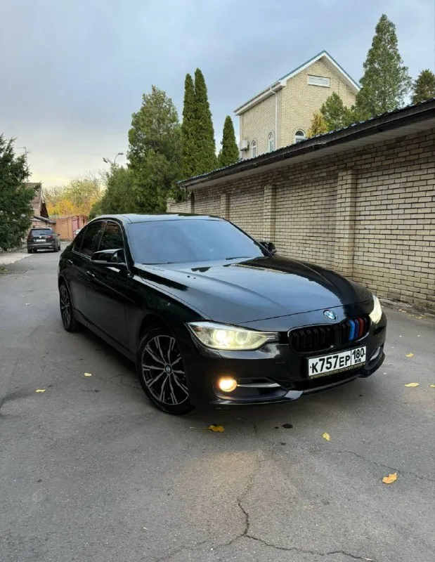 О: bmw 320i (2012) 2.0 мотор ! отличный ухоженный автомобиль. хорошее состояние, без вложений по технике. масло не расходует. коробка без нареканий. все как положено. очень красивый внешний вид. немецкая сборка. хорошая комплектация: кожа, подогревы, 2х зонный климат контроль, датчики света, дождя, без ключевой доступ, адаптивный свет, парктроники, старт - стоп, подсветка ручек, обогревы стекол, зеркал, круиз контроль, и многое другое. .. 2 оригинальных ключа. хорошая, качественная музыка. автомобиль полностью обслужен, и эксплуатируется каждый день. по документам абсолютно чистая, оформление на вас без проблем. торг реальному покупателю, при виде денег. ! ! ! город донецк - макеевка. цена 1,8🍋 +7949-39-78-590 - фотография - 4