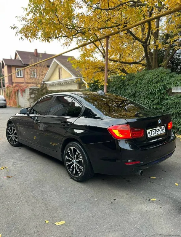 О: bmw 320i (2012) 2.0 мотор ! отличный ухоженный автомобиль. хорошее состояние, без вложений по технике. масло не расходует. коробка без нареканий. все как положено. очень красивый внешний вид. немецкая сборка. хорошая комплектация: кожа, подогревы, 2х зонный климат контроль, датчики света, дождя, без ключевой доступ, адаптивный свет, парктроники, старт - стоп, подсветка ручек, обогревы стекол, зеркал, круиз контроль, и многое другое. .. 2 оригинальных ключа. хорошая, качественная музыка. автомобиль полностью обслужен, и эксплуатируется каждый день. по документам абсолютно чистая, оформление на вас без проблем. торг реальному покупателю, при виде денег. ! ! ! город донецк - макеевка. цена 1,8🍋 +7949-39-78-590 - фотография - 5