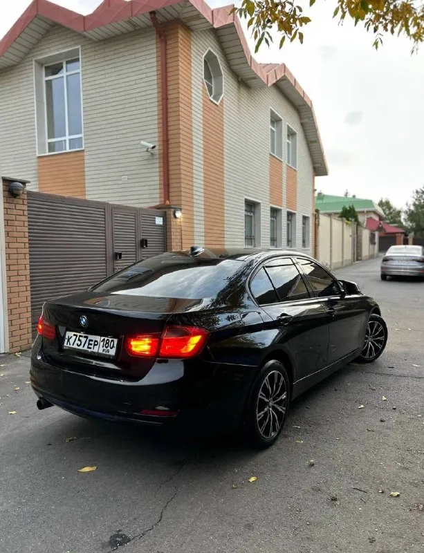 О: bmw 320i (2012) 2.0 мотор ! отличный ухоженный автомобиль. хорошее состояние, без вложений по технике. масло не расходует. коробка без нареканий. все как положено. очень красивый внешний вид. немецкая сборка. хорошая комплектация: кожа, подогревы, 2х зонный климат контроль, датчики света, дождя, без ключевой доступ, адаптивный свет, парктроники, старт - стоп, подсветка ручек, обогревы стекол, зеркал, круиз контроль, и многое другое. .. 2 оригинальных ключа. хорошая, качественная музыка. автомобиль полностью обслужен, и эксплуатируется каждый день. по документам абсолютно чистая, оформление на вас без проблем. торг реальному покупателю, при виде денег. ! ! ! город донецк - макеевка. цена 1,8🍋 +7949-39-78-590 - фотография - 6