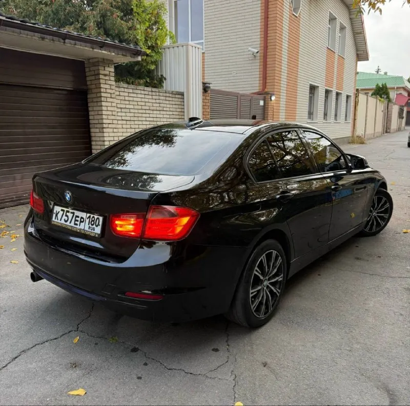 О: bmw 320i (2012) 2.0 мотор ! отличный ухоженный автомобиль. хорошее состояние, без вложений по технике. масло не расходует. коробка без нареканий. все как положено. очень красивый внешний вид. немецкая сборка. хорошая комплектация: кожа, подогревы, 2х зонный климат контроль, датчики света, дождя, без ключевой доступ, адаптивный свет, парктроники, старт - стоп, подсветка ручек, обогревы стекол, зеркал, круиз контроль, и многое другое. .. 2 оригинальных ключа. хорошая, качественная музыка. автомобиль полностью обслужен, и эксплуатируется каждый день. по документам абсолютно чистая, оформление на вас без проблем. торг реальному покупателю, при виде денег. ! ! ! город донецк - макеевка. цена 1,8🍋 +7949-39-78-590 - фотография - 7