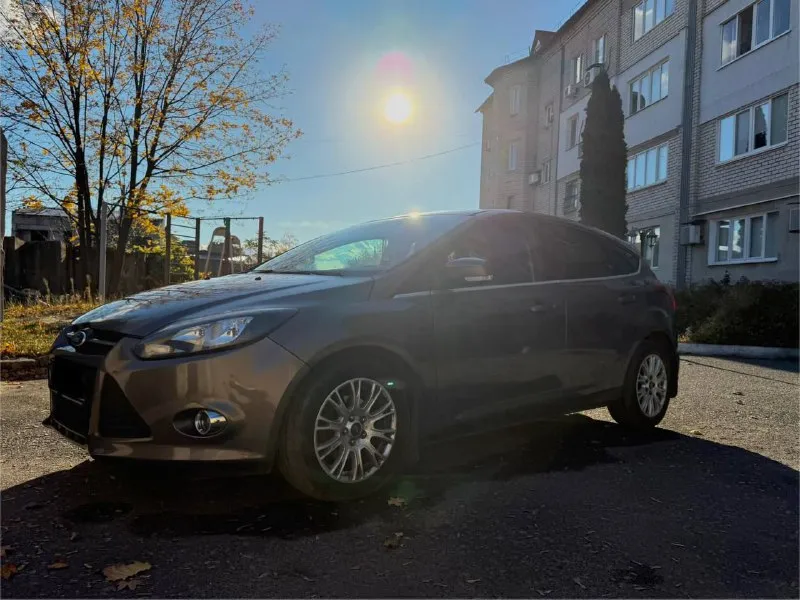 Продам ford focus 3 titanium, 2014 год объем двигателя 2.0 150л. с. коробка автомат пробег 212 000 км в максимальной комплектации: климат контроль, круиз контроль, мультируль, 4 электрических стеклоподъемника, подогрев передних сидений, электро привод зеркал, датчик дождя, обогрев лобового стекла, мультимедиа и т. д. имеется все для комфортной езды. документы в порядке, учет рф. цена 870.000. возможен торг +79493380297 - фотография - 2