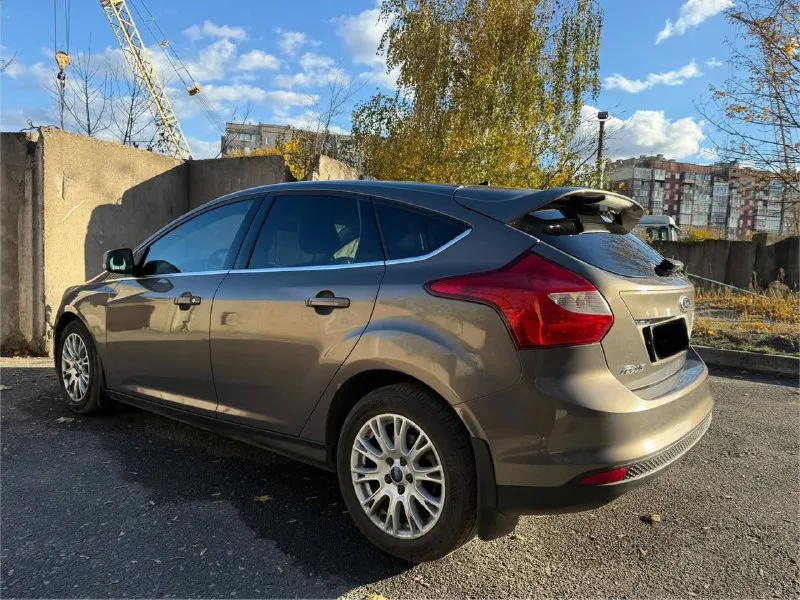 Продам ford focus 3 titanium, 2014 год объем двигателя 2.0 150л. с. коробка автомат пробег 212 000 км в максимальной комплектации: климат контроль, круиз контроль, мультируль, 4 электрических стеклоподъемника, подогрев передних сидений, электро привод зеркал, датчик дождя, обогрев лобового стекла, мультимедиа и т. д. имеется все для комфортной езды. документы в порядке, учет рф. цена 870.000. возможен торг +79493380297 - фотография - 3