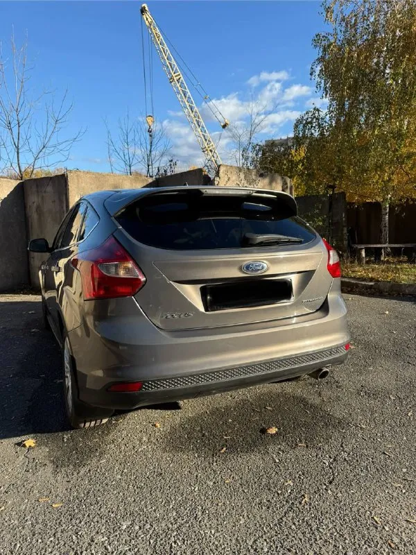 Продам ford focus 3 titanium, 2014 год объем двигателя 2.0 150л. с. коробка автомат пробег 212 000 км в максимальной комплектации: климат контроль, круиз контроль, мультируль, 4 электрических стеклоподъемника, подогрев передних сидений, электро привод зеркал, датчик дождя, обогрев лобового стекла, мультимедиа и т. д. имеется все для комфортной езды. документы в порядке, учет рф. цена 870.000. возможен торг +79493380297 - фотография - 4
