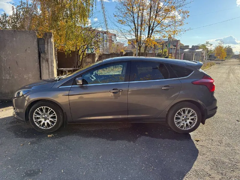 Продам ford focus 3 titanium, 2014 год объем двигателя 2.0 150л. с. коробка автомат пробег 212 000 км в максимальной комплектации: климат контроль, круиз контроль, мультируль, 4 электрических стеклоподъемника, подогрев передних сидений, электро привод зеркал, датчик дождя, обогрев лобового стекла, мультимедиа и т. д. имеется все для комфортной езды. документы в порядке, учет рф. цена 870.000. возможен торг +79493380297 - фотография - 5