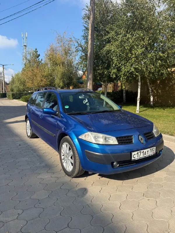 ‼️продам renault megane 2 (универсал) 1.6 2005г. в ✅ пригнан с германии ✅ ровный кузов ✅ все стекла родные ✅ кузов без ржавчины/шпаклевки ✅ самый надежный мотор к4м ✅ магнитола teyes с камерой ✅ два ключа автомобиль был пригнан с германии в 2016г. с тех пор 1 хозяин, был на dpr учете, сейчас на местном 180-м регионе. кузов ровный, без ржавчины, никакой коррозии и её любых проявлений на автомобиле ‼️нет‼️. есть мелкие едва заметные царапины, автомобиль не новый, ничего критичного от слова совсем. салон хороший, заводской кожаный руль, ничего не сломано, кнопки все работают, сиденья не продавлены и не пропалены. ‼️хорошая комплектация:‼️эур, электро-регулировка зеркал, кондиционер заправлен и работают, датчик света/дождя, запуск старт/стоп, доводчики стекла, туманки, заводские рейлинги на крыше. автомобиль на r17 заводских renault nervasport дисках. цена💰645.000 торг у капота ! осмотр:г. макеевка/г. донецк +79490684363 - фотография - 2