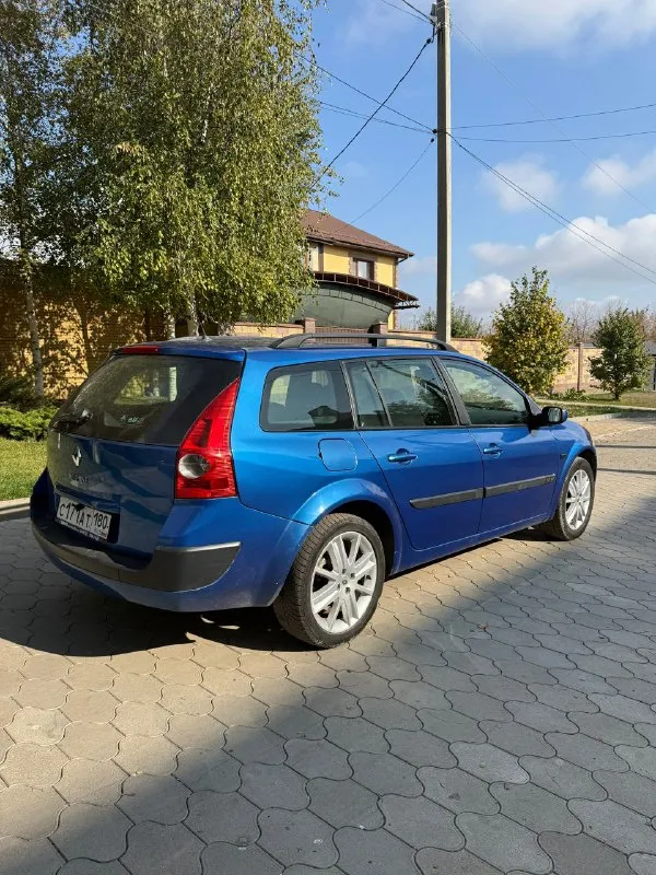 ‼️продам renault megane 2 (универсал) 1.6 2005г. в ✅ пригнан с германии ✅ ровный кузов ✅ все стекла родные ✅ кузов без ржавчины/шпаклевки ✅ самый надежный мотор к4м ✅ магнитола teyes с камерой ✅ два ключа автомобиль был пригнан с германии в 2016г. с тех пор 1 хозяин, был на dpr учете, сейчас на местном 180-м регионе. кузов ровный, без ржавчины, никакой коррозии и её любых проявлений на автомобиле ‼️нет‼️. есть мелкие едва заметные царапины, автомобиль не новый, ничего критичного от слова совсем. салон хороший, заводской кожаный руль, ничего не сломано, кнопки все работают, сиденья не продавлены и не пропалены. ‼️хорошая комплектация:‼️эур, электро-регулировка зеркал, кондиционер заправлен и работают, датчик света/дождя, запуск старт/стоп, доводчики стекла, туманки, заводские рейлинги на крыше. автомобиль на r17 заводских renault nervasport дисках. цена💰645.000 торг у капота ! осмотр:г. макеевка/г. донецк +79490684363 - фотография - 3
