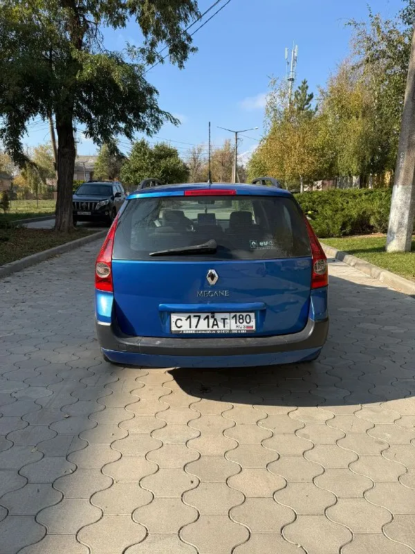 ‼️продам renault megane 2 (универсал) 1.6 2005г. в ✅ пригнан с германии ✅ ровный кузов ✅ все стекла родные ✅ кузов без ржавчины/шпаклевки ✅ самый надежный мотор к4м ✅ магнитола teyes с камерой ✅ два ключа автомобиль был пригнан с германии в 2016г. с тех пор 1 хозяин, был на dpr учете, сейчас на местном 180-м регионе. кузов ровный, без ржавчины, никакой коррозии и её любых проявлений на автомобиле ‼️нет‼️. есть мелкие едва заметные царапины, автомобиль не новый, ничего критичного от слова совсем. салон хороший, заводской кожаный руль, ничего не сломано, кнопки все работают, сиденья не продавлены и не пропалены. ‼️хорошая комплектация:‼️эур, электро-регулировка зеркал, кондиционер заправлен и работают, датчик света/дождя, запуск старт/стоп, доводчики стекла, туманки, заводские рейлинги на крыше. автомобиль на r17 заводских renault nervasport дисках. цена💰645.000 торг у капота ! осмотр:г. макеевка/г. донецк +79490684363 - фотография - 4