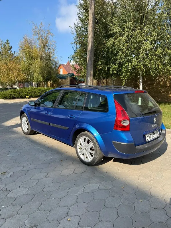 ‼️продам renault megane 2 (универсал) 1.6 2005г. в ✅ пригнан с германии ✅ ровный кузов ✅ все стекла родные ✅ кузов без ржавчины/шпаклевки ✅ самый надежный мотор к4м ✅ магнитола teyes с камерой ✅ два ключа автомобиль был пригнан с германии в 2016г. с тех пор 1 хозяин, был на dpr учете, сейчас на местном 180-м регионе. кузов ровный, без ржавчины, никакой коррозии и её любых проявлений на автомобиле ‼️нет‼️. есть мелкие едва заметные царапины, автомобиль не новый, ничего критичного от слова совсем. салон хороший, заводской кожаный руль, ничего не сломано, кнопки все работают, сиденья не продавлены и не пропалены. ‼️хорошая комплектация:‼️эур, электро-регулировка зеркал, кондиционер заправлен и работают, датчик света/дождя, запуск старт/стоп, доводчики стекла, туманки, заводские рейлинги на крыше. автомобиль на r17 заводских renault nervasport дисках. цена💰645.000 торг у капота ! осмотр:г. макеевка/г. донецк +79490684363 - фотография - 5