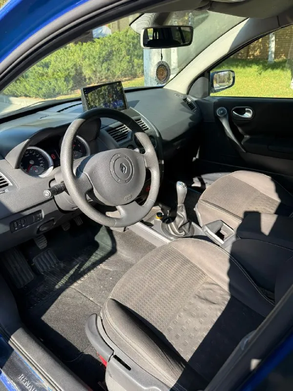 ‼️продам renault megane 2 (универсал) 1.6 2005г. в ✅ пригнан с германии ✅ ровный кузов ✅ все стекла родные ✅ кузов без ржавчины/шпаклевки ✅ самый надежный мотор к4м ✅ магнитола teyes с камерой ✅ два ключа автомобиль был пригнан с германии в 2016г. с тех пор 1 хозяин, был на dpr учете, сейчас на местном 180-м регионе. кузов ровный, без ржавчины, никакой коррозии и её любых проявлений на автомобиле ‼️нет‼️. есть мелкие едва заметные царапины, автомобиль не новый, ничего критичного от слова совсем. салон хороший, заводской кожаный руль, ничего не сломано, кнопки все работают, сиденья не продавлены и не пропалены. ‼️хорошая комплектация:‼️эур, электро-регулировка зеркал, кондиционер заправлен и работают, датчик света/дождя, запуск старт/стоп, доводчики стекла, туманки, заводские рейлинги на крыше. автомобиль на r17 заводских renault nervasport дисках. цена💰645.000 торг у капота ! осмотр:г. макеевка/г. донецк +79490684363 - фотография - 6