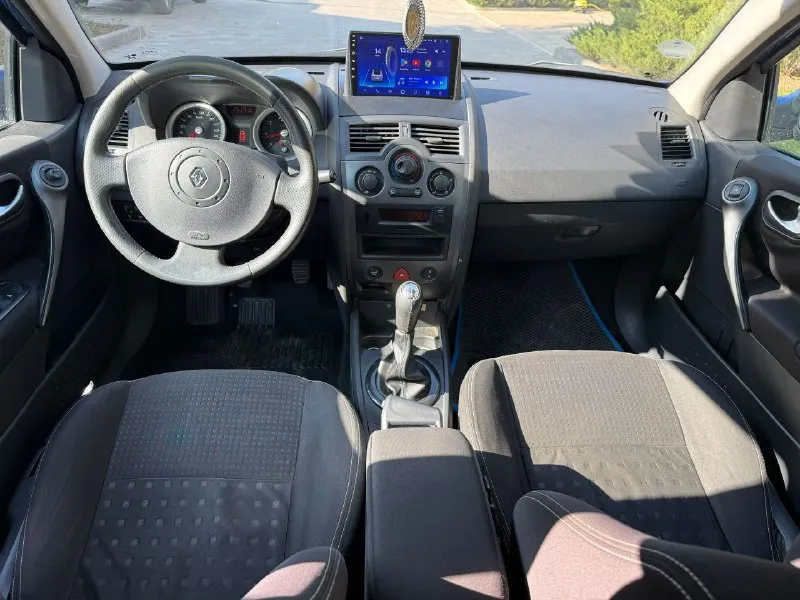 ‼️продам renault megane 2 (универсал) 1.6 2005г. в ✅ пригнан с германии ✅ ровный кузов ✅ все стекла родные ✅ кузов без ржавчины/шпаклевки ✅ самый надежный мотор к4м ✅ магнитола teyes с камерой ✅ два ключа автомобиль был пригнан с германии в 2016г. с тех пор 1 хозяин, был на dpr учете, сейчас на местном 180-м регионе. кузов ровный, без ржавчины, никакой коррозии и её любых проявлений на автомобиле ‼️нет‼️. есть мелкие едва заметные царапины, автомобиль не новый, ничего критичного от слова совсем. салон хороший, заводской кожаный руль, ничего не сломано, кнопки все работают, сиденья не продавлены и не пропалены. ‼️хорошая комплектация:‼️эур, электро-регулировка зеркал, кондиционер заправлен и работают, датчик света/дождя, запуск старт/стоп, доводчики стекла, туманки, заводские рейлинги на крыше. автомобиль на r17 заводских renault nervasport дисках. цена💰645.000 торг у капота ! осмотр:г. макеевка/г. донецк +79490684363 - фотография - 7