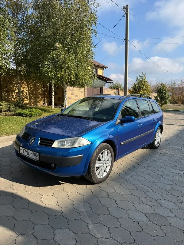‼️продам renault megane 2 (универсал) 1.6 2005г. в ✅ пригнан с германии ✅ ровный кузов ✅ все стекла родные ✅ кузов без ржавчины/шпаклевки ✅ самый надежный мотор к4м ✅ магнитола teyes с камерой ✅ два ключа автомобиль был пригнан с германии в 2016г. с тех пор 1 хозяин, был на dpr учете, сейчас на местном 180-м регионе. кузов ровный, без ржавчины, никакой коррозии и её любых проявлений на автомобиле ‼️нет‼️. есть мелкие едва заметные царапины, автомобиль не новый, ничего критичного от слова совсем. салон хороший, заводской кожаный руль, ничего не сломано, кнопки все работают, сиденья не продавлены и не пропалены. ‼️хорошая комплектация:‼️эур, электро-регулировка зеркал, кондиционер заправлен и работают, датчик света/дождя, запуск старт/стоп, доводчики стекла, туманки, заводские рейлинги на крыше. автомобиль на r17 заводских renault nervasport дисках. цена💰645.000 торг у капота ! осмотр:г. макеевка/г. донецк +79490684363 - фотография - 9
