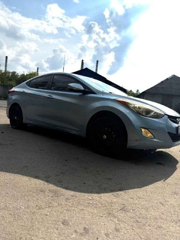 Продам hyundai elantra v (конец 2011 года) 1.8 at 148 л. с., установлено гбо, вписано в техпаспорт пробег 245 тыс. комплектация полная, кожа, люк, подогрев передних и задних сидений и тд. документы в порядке, полное переоформление. все вопросы по телефону +79493071325 цена - 900 тыс торг уместен. - фотография - 3