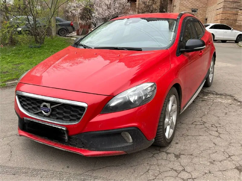 Volvo v40 cross country 2014 года автомобиль в отличном состоянии. оцинкованный кузов. весь в родном окрасе. 1.6 дизельный двигатель очень надежный и оборотистый. 115 л. с расход топлива смешанный 5,7 л. с оригинальным пробегом 166000 тыс. без дтп складывающиеся зеркала обогрев сидений, мультимедиа лобовое с подогревом круиз контроль кондиционер работает, 2х зонный климат контроль, технически в хорошем состоянии, по кузову тоже хороша. 1300000руб. торг у капота +79494409969 днр г. донецк - фотография - 2