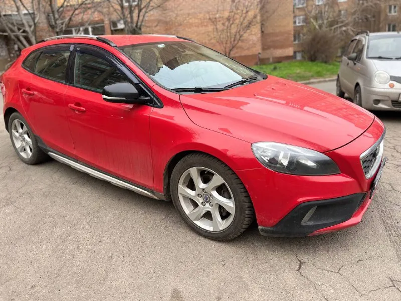 Volvo v40 cross country 2014 года автомобиль в отличном состоянии. оцинкованный кузов. весь в родном окрасе. 1.6 дизельный двигатель очень надежный и оборотистый. 115 л. с расход топлива смешанный 5,7 л. с оригинальным пробегом 166000 тыс. без дтп складывающиеся зеркала обогрев сидений, мультимедиа лобовое с подогревом круиз контроль кондиционер работает, 2х зонный климат контроль, технически в хорошем состоянии, по кузову тоже хороша. 1300000руб. торг у капота +79494409969 днр г. донецк - фотография - 3