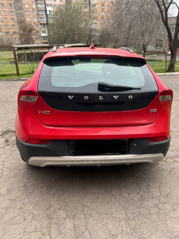 Volvo v40 cross country 2014 года автомобиль в отличном состоянии. оцинкованный кузов. весь в родном окрасе. 1.6 дизельный двигатель очень надежный и оборотистый. 115 л. с расход топлива смешанный 5,7 л. с оригинальным пробегом 166000 тыс. без дтп складывающиеся зеркала обогрев сидений, мультимедиа лобовое с подогревом круиз контроль кондиционер работает, 2х зонный климат контроль, технически в хорошем состоянии, по кузову тоже хороша. 1300000руб. торг у капота +79494409969 днр г. донецк - фотография - 4