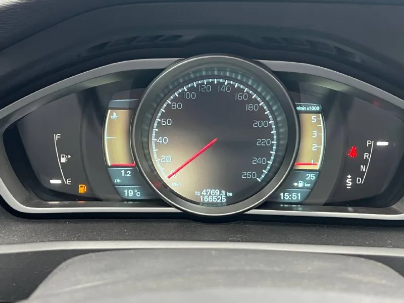 Volvo v40 cross country 2014 года автомобиль в отличном состоянии. оцинкованный кузов. весь в родном окрасе. 1.6 дизельный двигатель очень надежный и оборотистый. 115 л. с расход топлива смешанный 5,7 л. с оригинальным пробегом 166000 тыс. без дтп складывающиеся зеркала обогрев сидений, мультимедиа лобовое с подогревом круиз контроль кондиционер работает, 2х зонный климат контроль, технически в хорошем состоянии, по кузову тоже хороша. 1300000руб. торг у капота +79494409969 днр г. донецк - фотография - 5