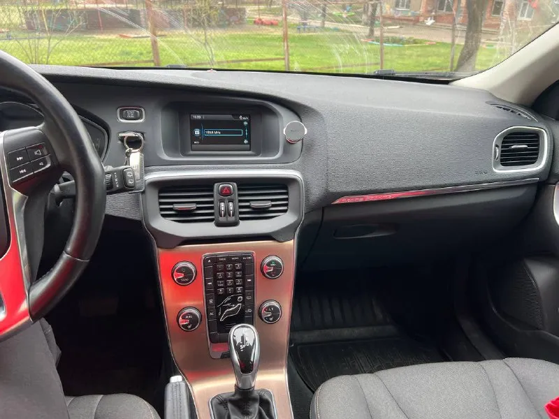 Volvo v40 cross country 2014 года автомобиль в отличном состоянии. оцинкованный кузов. весь в родном окрасе. 1.6 дизельный двигатель очень надежный и оборотистый. 115 л. с расход топлива смешанный 5,7 л. с оригинальным пробегом 166000 тыс. без дтп складывающиеся зеркала обогрев сидений, мультимедиа лобовое с подогревом круиз контроль кондиционер работает, 2х зонный климат контроль, технически в хорошем состоянии, по кузову тоже хороша. 1300000руб. торг у капота +79494409969 днр г. донецк - фотография - 6