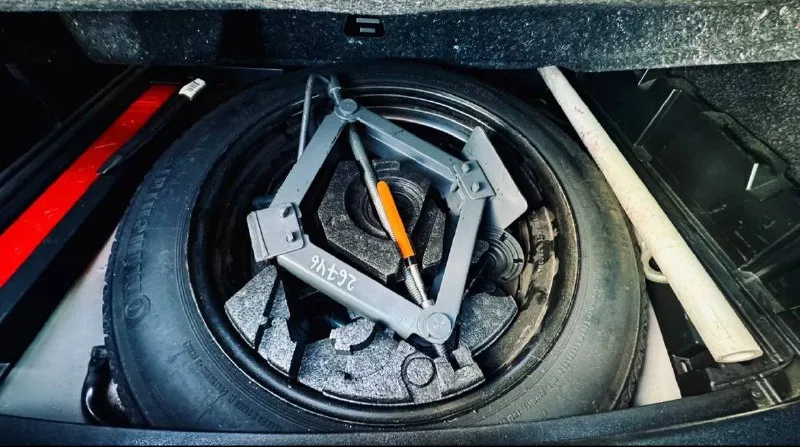 Volvo v40 cross country 2014 года автомобиль в отличном состоянии. оцинкованный кузов. весь в родном окрасе. 1.6 дизельный двигатель очень надежный и оборотистый. 115 л. с расход топлива смешанный 5,7 л. с оригинальным пробегом 166000 тыс. без дтп складывающиеся зеркала обогрев сидений, мультимедиа лобовое с подогревом круиз контроль кондиционер работает, 2х зонный климат контроль, технически в хорошем состоянии, по кузову тоже хороша. 1300000руб. торг у капота +79494409969 днр г. донецк - фотография - 7