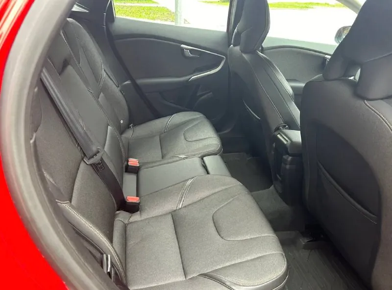 Volvo v40 cross country 2014 года автомобиль в отличном состоянии. оцинкованный кузов. весь в родном окрасе. 1.6 дизельный двигатель очень надежный и оборотистый. 115 л. с расход топлива смешанный 5,7 л. с оригинальным пробегом 166000 тыс. без дтп складывающиеся зеркала обогрев сидений, мультимедиа лобовое с подогревом круиз контроль кондиционер работает, 2х зонный климат контроль, технически в хорошем состоянии, по кузову тоже хороша. 1300000руб. торг у капота +79494409969 днр г. донецк - фотография - 8