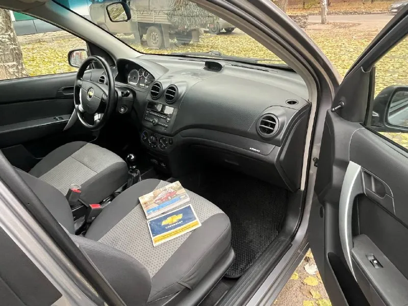 Продам chevrolet aveo 2011 год двигатель 1.4 коробка механика пробег 160000 км родной 2 хозяина без дтп и окрасов новая резина кондиционер, передние электростеклоподьемники, подушки безопасности цена :495000к ( торг ) +79493461460 📞 звоните: +7(949)3461460 - фотография - 4