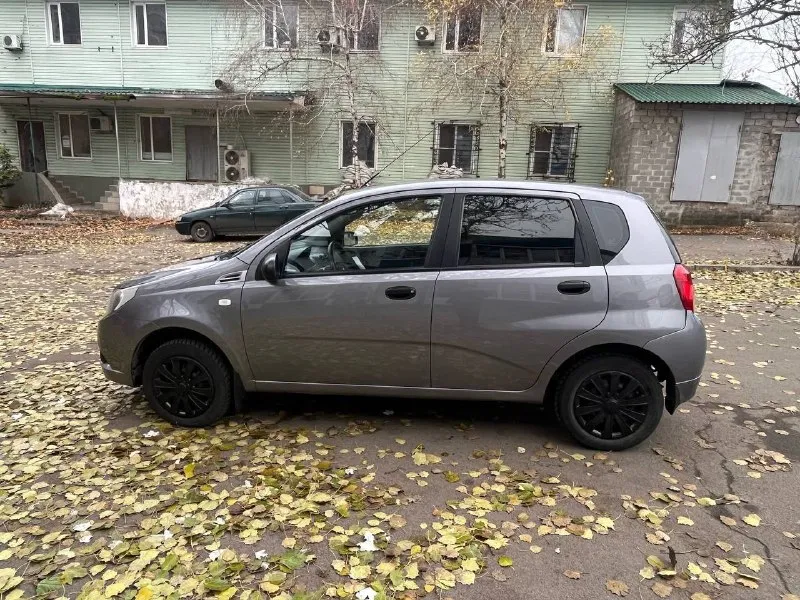 Продам chevrolet aveo 2011 год двигатель 1.4 коробка механика пробег 160000 км родной 2 хозяина без дтп и окрасов новая резина кондиционер, передние электростеклоподьемники, подушки безопасности цена :495000к ( торг ) +79493461460 📞 звоните: +7(949)3461460 - фотография - 6