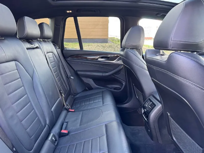 ✅bmw x3 sdrive30i, конец 2018 года полная комплектация!!! ✅двигатель: бензин 2.0 (252 л. с.) коробка передач: автомат, 8-ступенчатая steptronic пробег: 100т. км ✅большая панорамная крыша ✅климат-контроль на 3 зоны ✅спортивные сиденья (sport seats) с электроприводом, памятью и отличной боковой поддержкой ✅атмосферная подсветка салона (ambient light) ✅полностью светодиодные фары (full led) — передние и задние ✅электропривод багажника ✅оригинальные диски r19 с новой резиной ✅новые передние и задние тормозные колодки ✅расход топлива — от 7.5 до 9 л/100 км (город/трасса). ✅ ухоженный автомобиль. салон без следов эксплуатации. кузов нюансов не имеет(сколы, царапины вмятины отсутствуют) ✅цена:2.450000₽ ✅телефон +79497125501 антон 📍 авто в мариуполе - фотография - 10