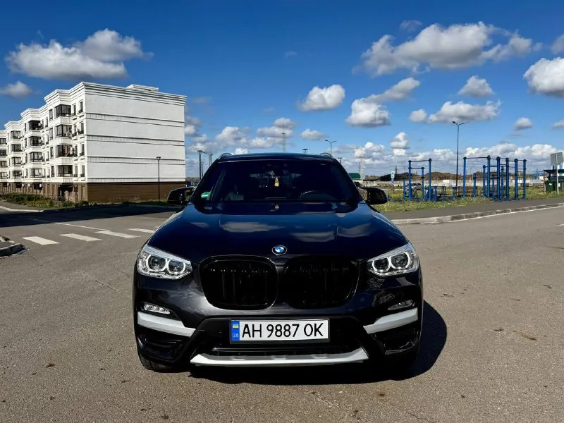 ✅bmw x3 sdrive30i, конец 2018 года полная комплектация!!! ✅двигатель: бензин 2.0 (252 л. с.) коробка передач: автомат, 8-ступенчатая steptronic пробег: 100т. км ✅большая панорамная крыша ✅климат-контроль на 3 зоны ✅спортивные сиденья (sport seats) с электроприводом, памятью и отличной боковой поддержкой ✅атмосферная подсветка салона (ambient light) ✅полностью светодиодные фары (full led) — передние и задние ✅электропривод багажника ✅оригинальные диски r19 с новой резиной ✅новые передние и задние тормозные колодки ✅расход топлива — от 7.5 до 9 л/100 км (город/трасса). ✅ ухоженный автомобиль. салон без следов эксплуатации. кузов нюансов не имеет(сколы, царапины вмятины отсутствуют) ✅цена:2.450000₽ ✅телефон +79497125501 антон 📍 авто в мариуполе - фотография - 2
