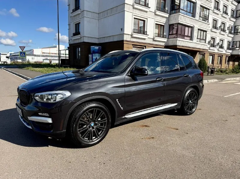 ✅bmw x3 sdrive30i, конец 2018 года полная комплектация!!! ✅двигатель: бензин 2.0 (252 л. с.) коробка передач: автомат, 8-ступенчатая steptronic пробег: 100т. км ✅большая панорамная крыша ✅климат-контроль на 3 зоны ✅спортивные сиденья (sport seats) с электроприводом, памятью и отличной боковой поддержкой ✅атмосферная подсветка салона (ambient light) ✅полностью светодиодные фары (full led) — передние и задние ✅электропривод багажника ✅оригинальные диски r19 с новой резиной ✅новые передние и задние тормозные колодки ✅расход топлива — от 7.5 до 9 л/100 км (город/трасса). ✅ ухоженный автомобиль. салон без следов эксплуатации. кузов нюансов не имеет(сколы, царапины вмятины отсутствуют) ✅цена:2.450000₽ ✅телефон +79497125501 антон 📍 авто в мариуполе - фотография - 3