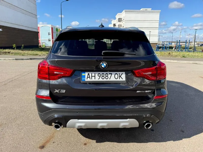 ✅bmw x3 sdrive30i, конец 2018 года полная комплектация!!! ✅двигатель: бензин 2.0 (252 л. с.) коробка передач: автомат, 8-ступенчатая steptronic пробег: 100т. км ✅большая панорамная крыша ✅климат-контроль на 3 зоны ✅спортивные сиденья (sport seats) с электроприводом, памятью и отличной боковой поддержкой ✅атмосферная подсветка салона (ambient light) ✅полностью светодиодные фары (full led) — передние и задние ✅электропривод багажника ✅оригинальные диски r19 с новой резиной ✅новые передние и задние тормозные колодки ✅расход топлива — от 7.5 до 9 л/100 км (город/трасса). ✅ ухоженный автомобиль. салон без следов эксплуатации. кузов нюансов не имеет(сколы, царапины вмятины отсутствуют) ✅цена:2.450000₽ ✅телефон +79497125501 антон 📍 авто в мариуполе - фотография - 5