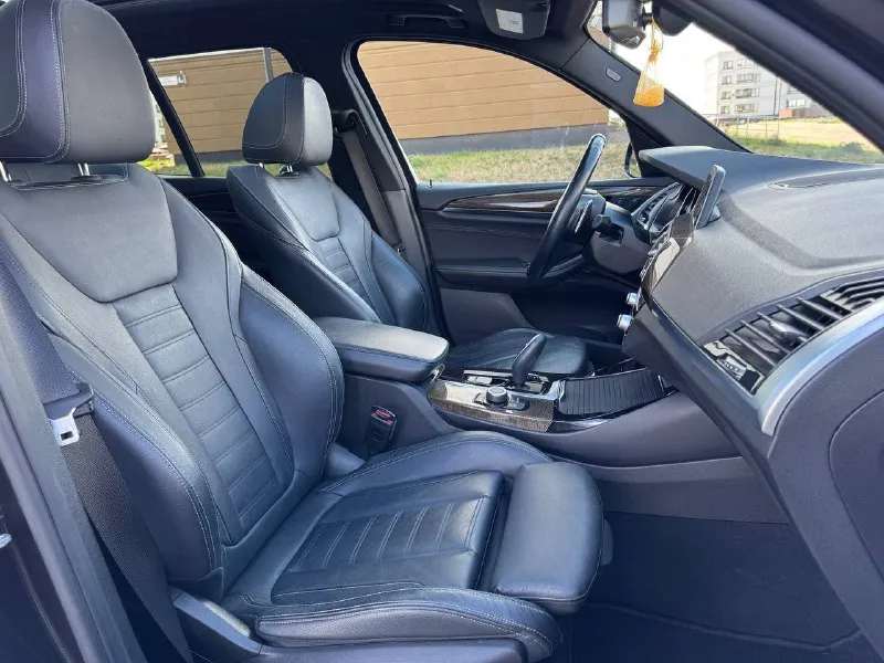 ✅bmw x3 sdrive30i, конец 2018 года полная комплектация!!! ✅двигатель: бензин 2.0 (252 л. с.) коробка передач: автомат, 8-ступенчатая steptronic пробег: 100т. км ✅большая панорамная крыша ✅климат-контроль на 3 зоны ✅спортивные сиденья (sport seats) с электроприводом, памятью и отличной боковой поддержкой ✅атмосферная подсветка салона (ambient light) ✅полностью светодиодные фары (full led) — передние и задние ✅электропривод багажника ✅оригинальные диски r19 с новой резиной ✅новые передние и задние тормозные колодки ✅расход топлива — от 7.5 до 9 л/100 км (город/трасса). ✅ ухоженный автомобиль. салон без следов эксплуатации. кузов нюансов не имеет(сколы, царапины вмятины отсутствуют) ✅цена:2.450000₽ ✅телефон +79497125501 антон 📍 авто в мариуполе - фотография - 8