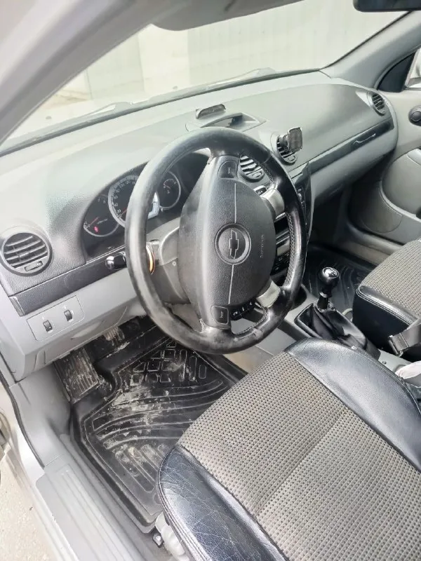 Chevrolet lacetti 2008 1.6 универсал пробег 198000. проверка на любом сто машина не крашена, с 2013 в одних руках. работает каждая кнопочка салон кожа, резина лето новая, зиме три сезона. цена 560000 небольшой торг тел. +79493626773 николай - фотография - 6