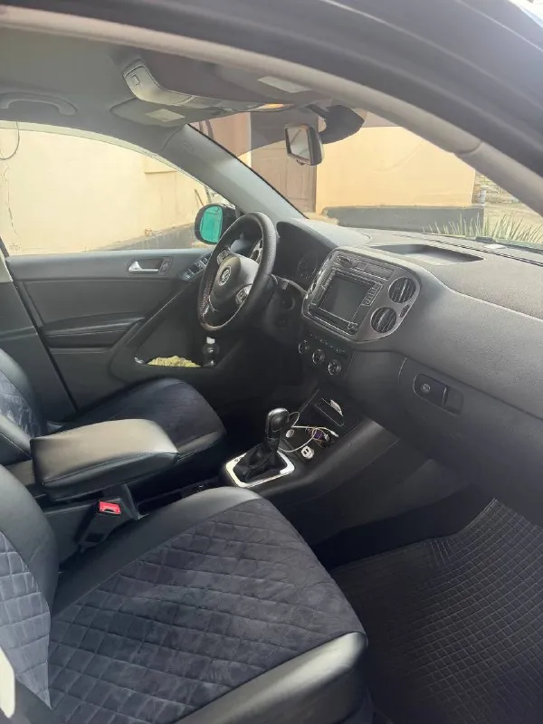 Volkswagen tiguan 2016 года. В идеальном состоянии.   2 л. Полноприводный. На коже. Ещинственный собственник по птс. Доводчики стекл. Жк магнитола. Обогрев передних сидений и зеркал. Парктроник. Камера заднего вида
. Цена 1800 000руб. Торг. Все вопросы по телефону +79493385703 владимир
📲 Tg: @juliakravchenko313
📞 +7(949)3385703
📲 Tg: @juliakravchenko313
📞 Звоните: +7(949)3385703 - фотография - 3
